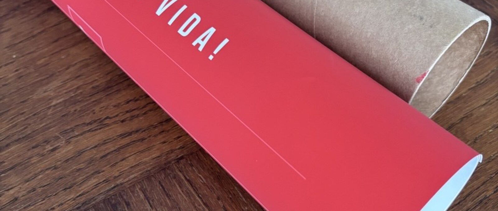 Detalle de un poster LegendGoals asomando del tubo protector, con el diseño y el título visibles