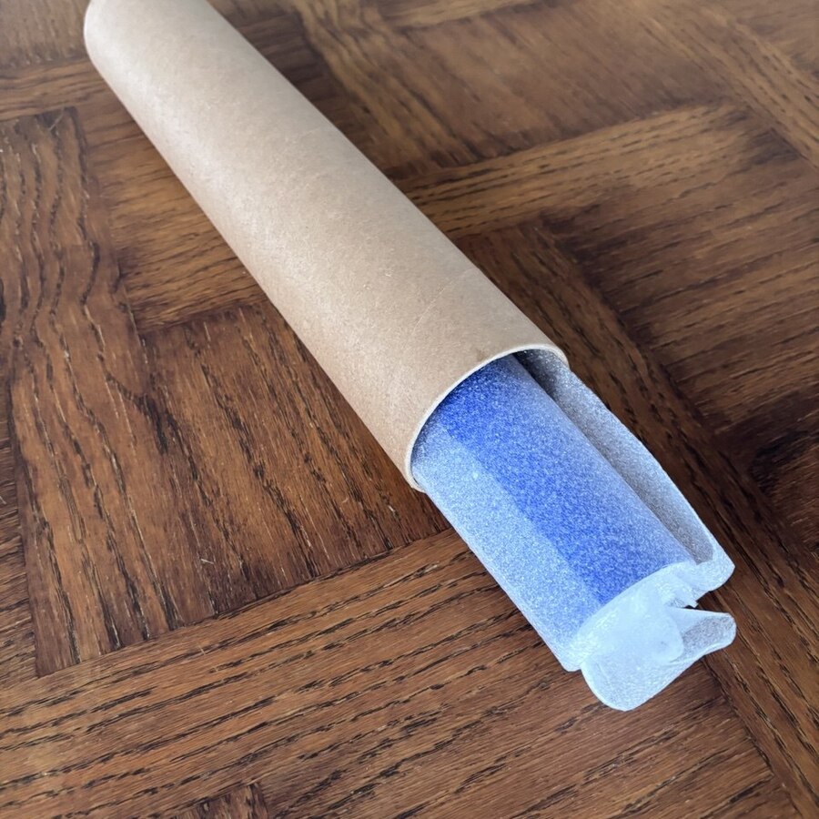 Poster asomando protegido con espuma dentro del tubo